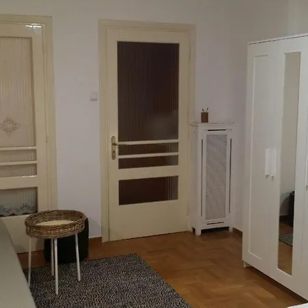 In * Atény